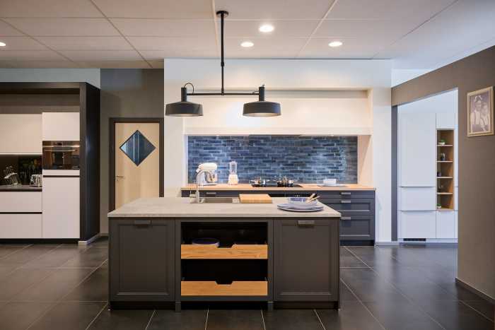 Cuisine avec ilot central noir anthracite et bois clair